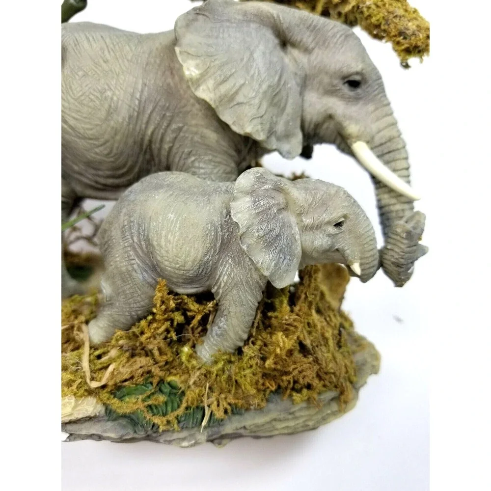 CLASSIC TREASURES  ELEPHANT SCULPTURE COLLECTION SERIES WITH BOX